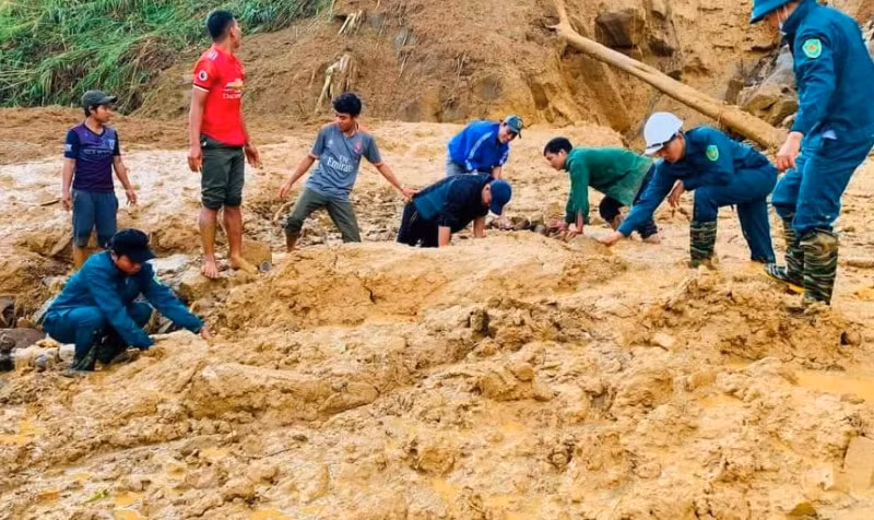 Lực lượng chức năng tìm kiếm hai cán bộ xã bị vùi lấp, mất tích.