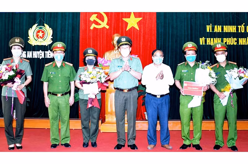 Lãnh đạo Công an TP Hải Phòng và huyện Tiên Lãng biểu dương, khen thưởng Công an huyện Tiên Lãng và Phòng PA 03.