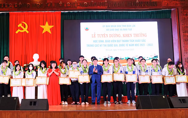 Lãnh đạo UBND tỉnh Đắk Lắk và Sở Giáo dục và Đào tạo tỉnh trao tặng bằng khen, giấy khen cho các học sinh đạt thành tích xuất sắc trong các kỳ thi quốc gia, quốc tế năm học 2021-2022. 
