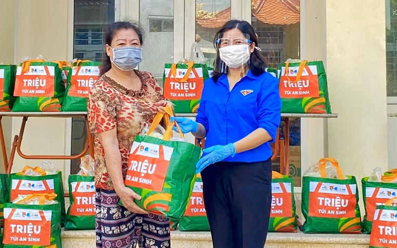 Chương trình “Triệu túi an sinh” đến với người dân khó khăn tại phường Ngọc Hà (quận Ba Đình, TP Hà Nội).