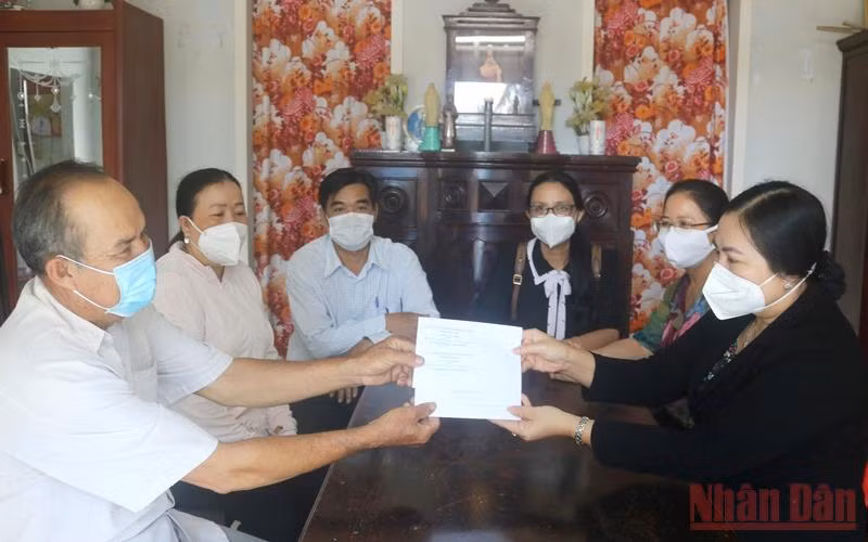 Trẻ em mồ côi vì dịch Covid-19 tại Trà Vinh được hỗ trợ 10 triệu đồng -0