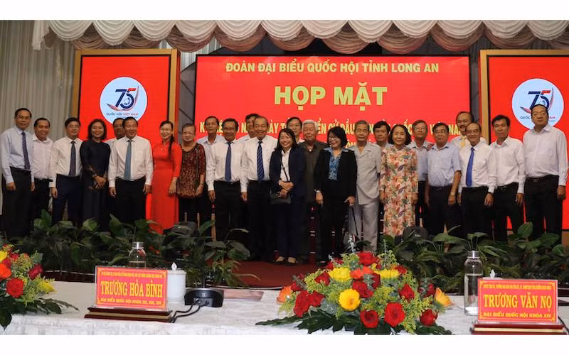 Đại biểu dự lễ họp mặt kỷ niệm 75 năm Ngày Tổng tuyển cử đầu tiên bầu Quốc hội Việt Nam tại Long An.