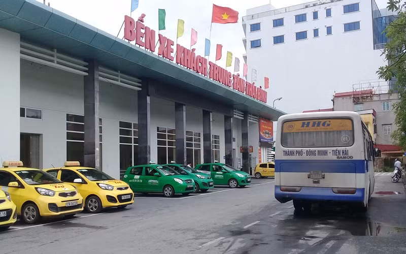 Tâm lý lo ngại dịch bệnh vẫn thường trực trong mỗi người dân cho nên nhiều chuyến xe xuất bến vẫn vắng khách.