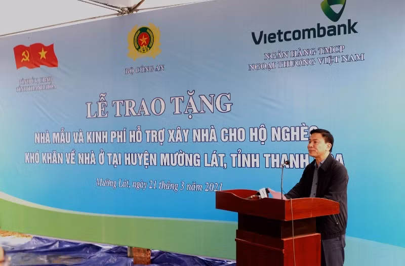 Vietcombank hỗ trợ 30 tỷ đồng xây nhà cho hộ nghèo huyện Mường Lát (Thanh Hóa) -0