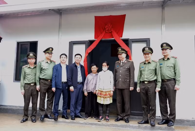Vietcombank hỗ trợ 30 tỷ đồng xây nhà cho hộ nghèo huyện Mường Lát (Thanh Hóa) -0