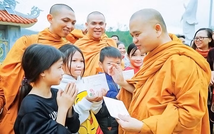 Chăm sóc thiếu nhi - một trong các hoạt động vì cộng đồng của Phật giáo Việt Nam. (Ảnh THIỆN MINH)