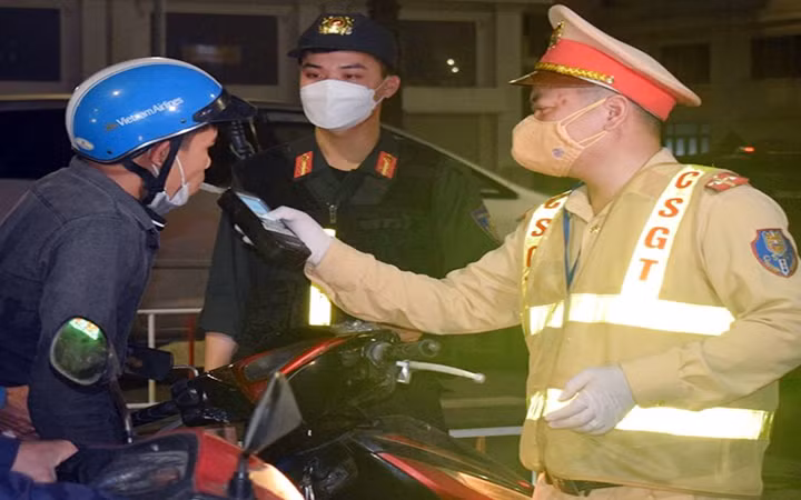 Cảnh sát giao thông Công an tỉnh Quảng Ninh kiểm tra, xử lý nghiêm các vi phạm về nồng độ cồn và ma túy.
