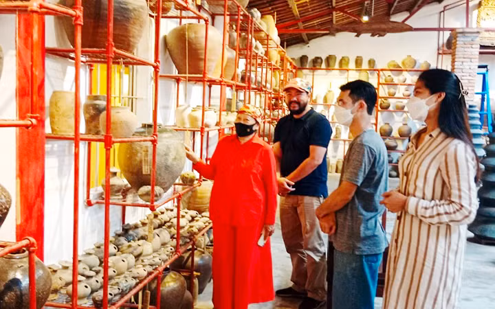 Giáo sư, Tiến sĩ Thái Kim Lan (áo đỏ), người sáng lập Bảo tàng gốm cổ sông Hương.
