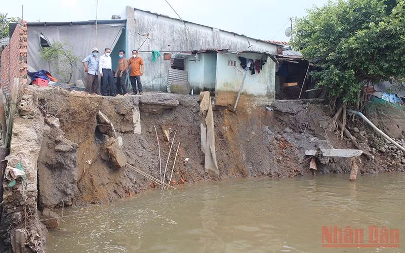 Phó Chủ tịch Ủy ban nhân dân thành phố Biên Hòa, tỉnh Đồng Nai chỉ đạo công tác khắc phục sạt lở tại hiện trường.