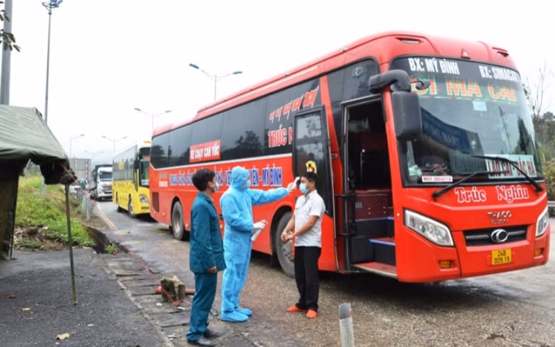 Lào Cai lập tám chốt kiểm soát y tế người và phương tiện ra vào tỉnh -0