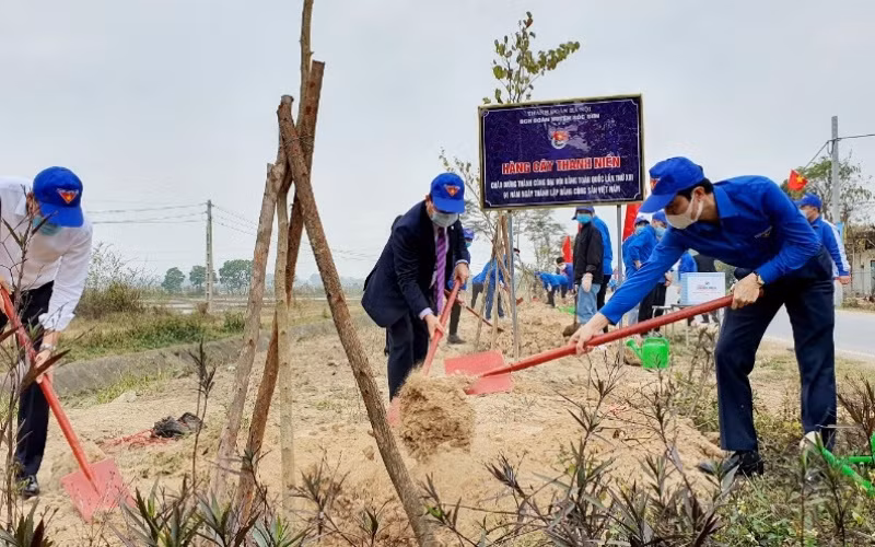 Đồng chí Bùi Quang Huy (bên phải trong ảnh) và đại diện lãnh đạo địa phương trồng cây hưởng ứng “Ngày thanh niên hành động”. 