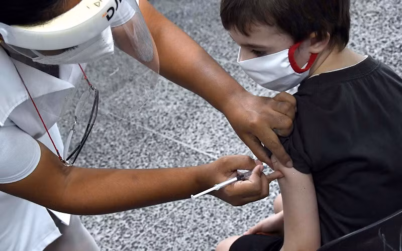 Tiêm vaccine phòng Covid-19 cho trẻ em tại 1 trường học ở thủ đô La Habana, Cuba. (Ảnh minh họa: Tân Hoa Xã)