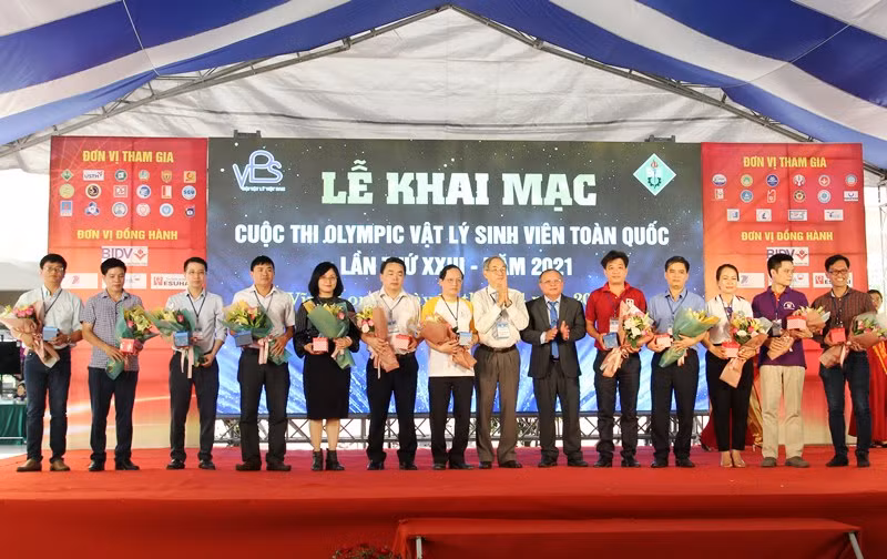 Ban tổ chức tặng cờ lưu niệm cho các đoàn tham dự. 