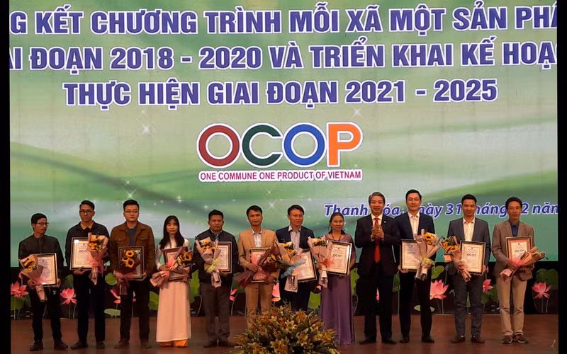 Lãnh đạo tỉnh Thanh Hóa trao Giấy chứng nhận cho các chủ thể có sản phẩm OCOP 4 sao.