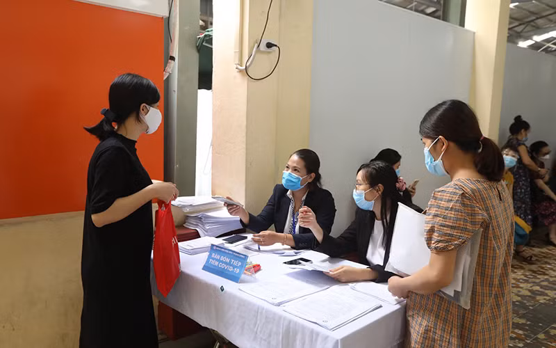 Tư vấn, khám sàng lọc cho phụ nữ mang thai trước tiêm. (Ảnh: Bệnh viện Phụ sản Trung ương)