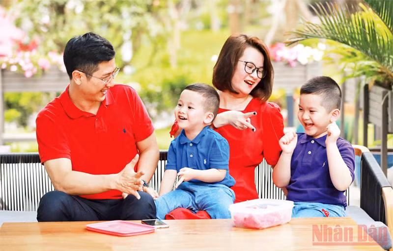 Trong một nền văn minh hài hòa, cuộc sống phụ thuộc vào một công việc có thu nhập cao cần được thay thế bởi sự cân bằng với sự quan tâm lẫn nhau, cam kết xã hội và thời gian nghỉ ngơi. (Ảnh: Quang Vinh)