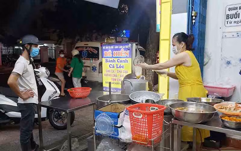 Các quán ăn sẽ được phục vụ ăn uống tại chỗ không quá 50% công suất.