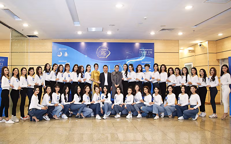 Ban Tổ chức cuộc thi và các thí sinh lọt vào chung kết "Hoa khôi Sinh viên Việt Nam" 2020.