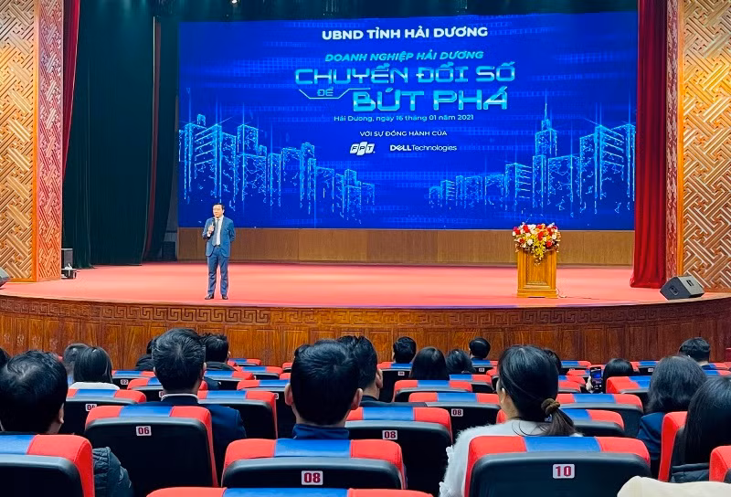 Bí thư Tỉnh ủy Hải Dương thuyết trình tại hội nghị chuyển đổ số.