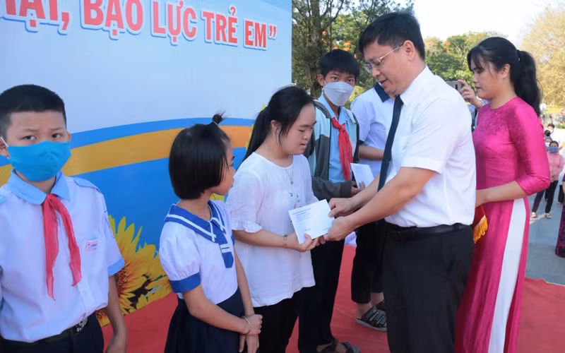 Phó Chủ tịch Ủy ban nhân dân tỉnh Nguyễn Thanh Bình trao học bổng cho các em có hoàn cảnh đặc biệt khó khăn.