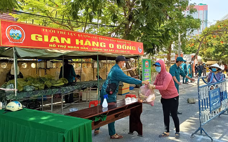 Dân quân TP Nha Trang (Khánh Hòa) tham gia tổ chức “Gian hàng 0 đồng” để san sẻ khó khăn đến những người nghèo.