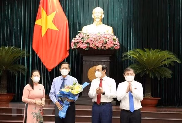 Ông Phan Văn Mãi nhận hoa chúc mừng của các vị lãnh đạo TP Hồ Chí Minh. (Ảnh: TTXVN)