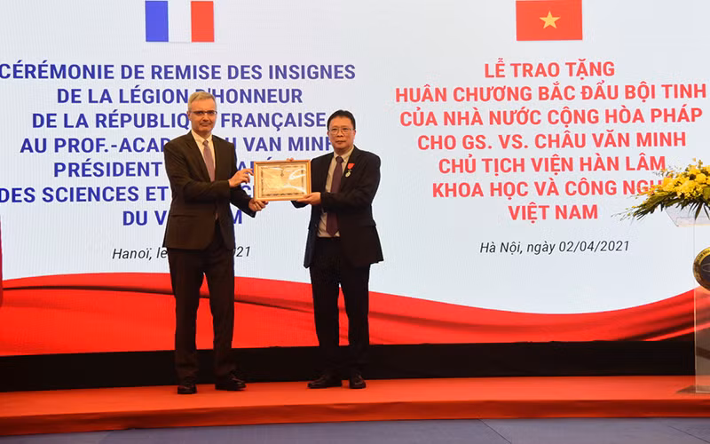 Đại sứ Cộng hòa Pháp tại Việt Nam Nicolas Warnery thay mặt Nhà nước Pháp trao Huân chương Bắc đẩu bội tinh cho GS Châu Văn Minh.