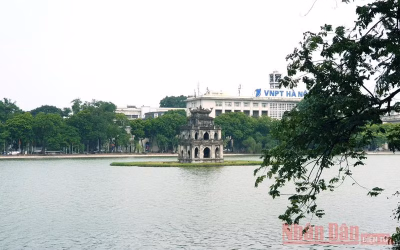 Dạo quanh Hồ Gươm trong tiết trời thu Hà Nội cũng là một gợi ý trong dịp nghỉ lễ 2-9 (Ảnh: T.LINH)
