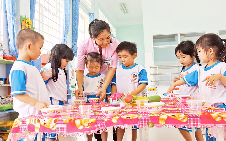 Giáo viên Trường mầm non Phan Văn Cội 2, huyện Củ Chi hướng dẫn trẻ học tập. Ảnh: NGUYỄN NAM