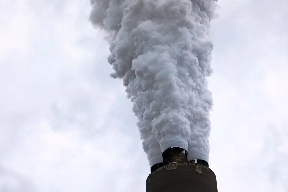 Khí thải bốc lên từ Nhà máy điện Harrison ở Haywood, Tây Virginia, Mỹ vào tháng 5/2018. Ảnh: Reuters.