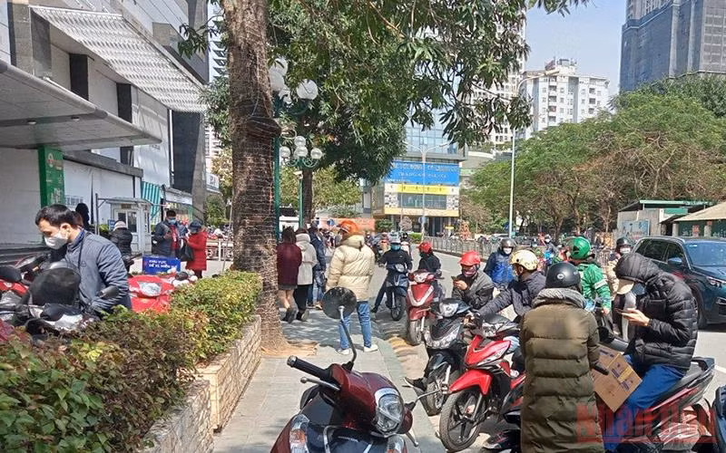 Người dân đi mua kit test nhanh tại Chợ thuốc Hapulico. (Ảnh: SƠN BÁCH)
