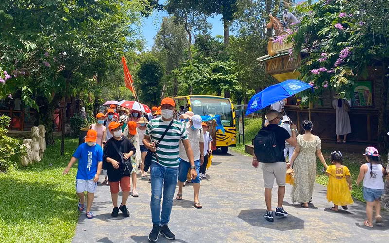 Hướng dẫn viên du lịch đã phải tìm nhiều nghề khác để mưu sinh khi dịch Covid-19 đóng băng hoạt động du lịch (Ảnh:ST)