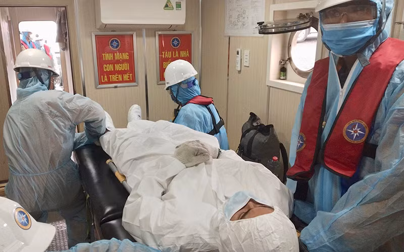 Cứu nạn thành công thuyền viên nước ngoài, bảo đảm an toàn Covid-19