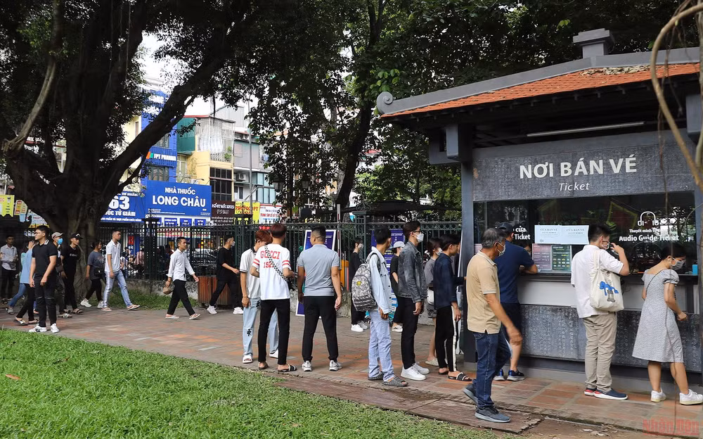 Sĩ tử đến Văn Miếu dâng lễ, cầu may trước kỳ thi tốt nghiệp THPT -0