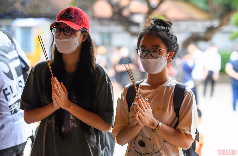 Sĩ tử đến Văn Miếu dâng lễ, cầu may trước kỳ thi tốt nghiệp THPT -0