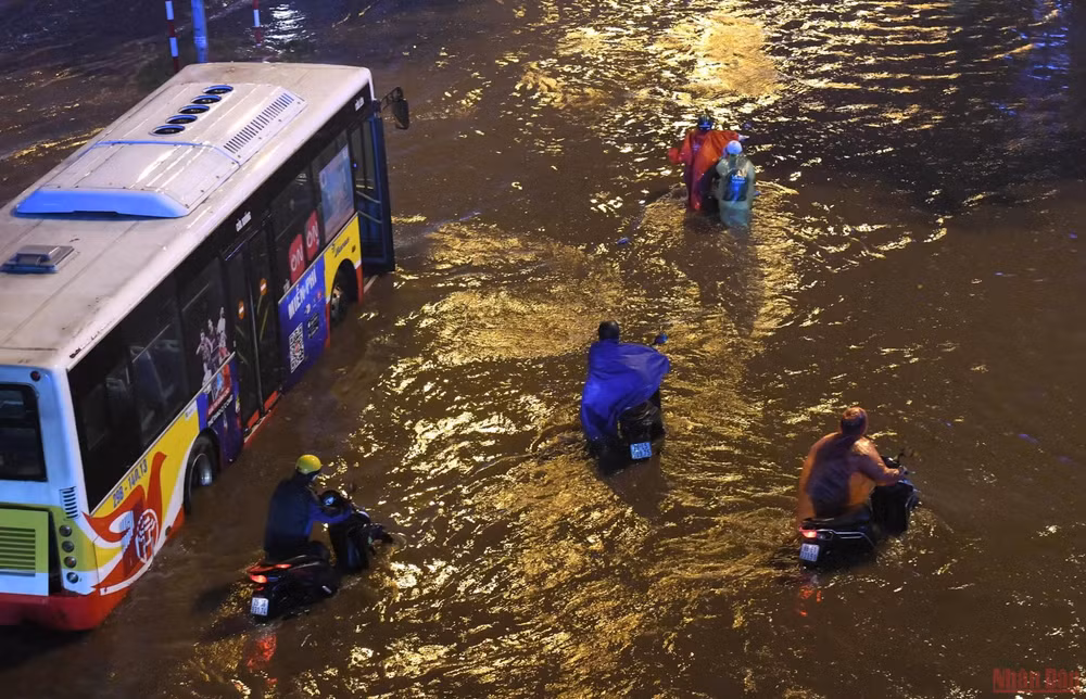 Hình ảnh nhiều tuyến phố ở Hà Nội ngập, ùn tắc do mưa lớn -3