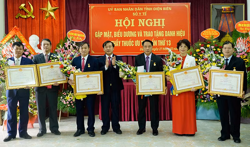 Thừa ủy quyền Chủ tịch nước, đồng chí Vừ A Bằng, Phó Chủ tịch UBND tỉnh Điện Biên trao danh hiệu “Thầy thuốc ưu tú” cho sáu đồng chí.