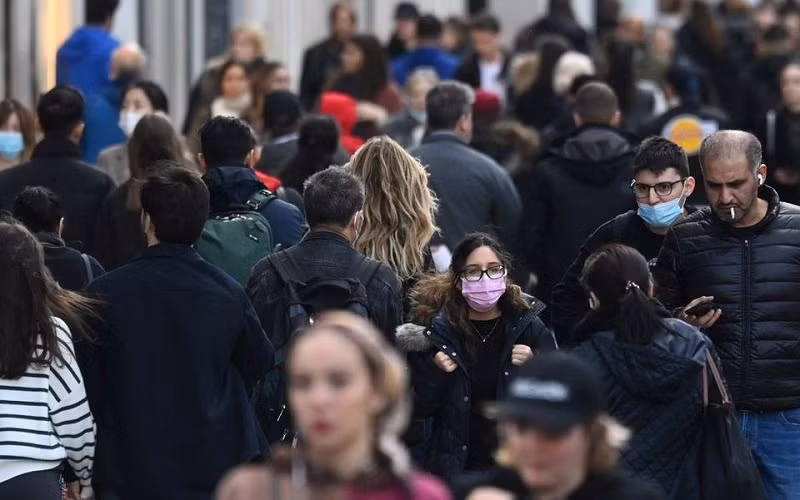 Người dân đi mua sắm ở phố Oxford, London, Anh ngày 20/10/2021. (Ảnh: Reuters)