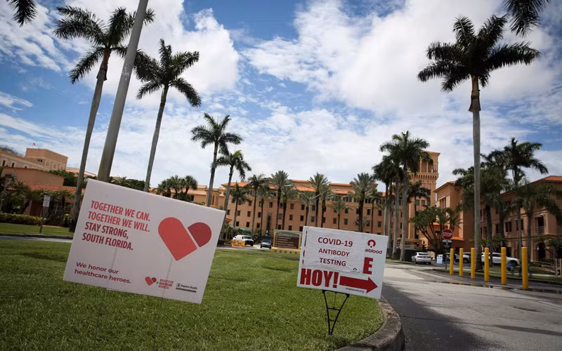 Biển chỉ dẫn xét nghiệm Covid-19 bên ngoài bệnh viện Baptist tại Miami, bang Florida (Mỹ) - nơi ghi nhận số ca mắc mới cao kỷ lục trong 24 giờ qua với hơn 15.000 ca. (Ảnh: Reuters)