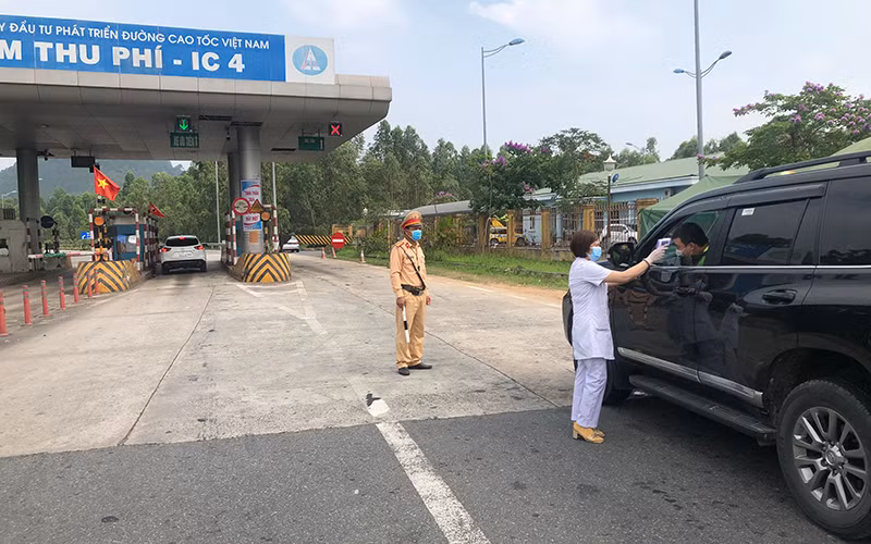 Lực lượng chức năng tại các chốt kiểm soát chặt chẽ người và phương tiện vào tỉnh Vĩnh Phúc.