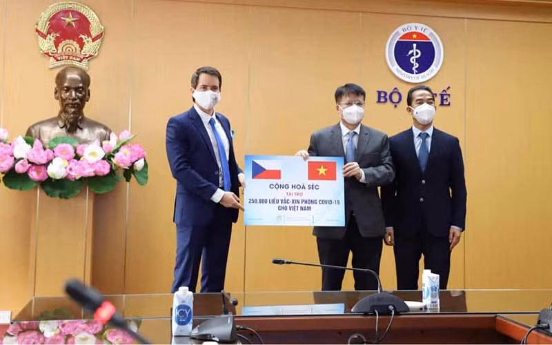 Việt Nam tiếp nhận hơn 250.000 liều vaccine Covid-19 do Cộng hòa Séc trao tặng. (Ảnh: NGUYỄN NHIÊN)