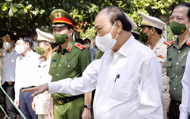 Chủ tịch nước Nguyễn Xuân Phúc kiểm tra công tác xét đặc xá năm 2021 tại trại giam Ngọc Lý, ngày 18/8 (Ảnh: TTXVN)