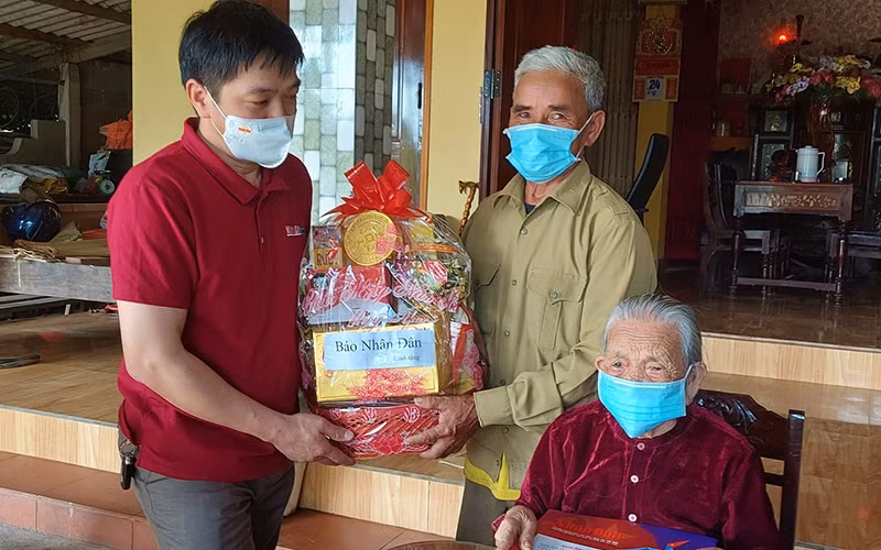 Tặng quà Tết cho Mẹ Việt Nam Anh hùng Đinh Thị Sở ở xã Tân Thủy, huyện Lệ Thủy.