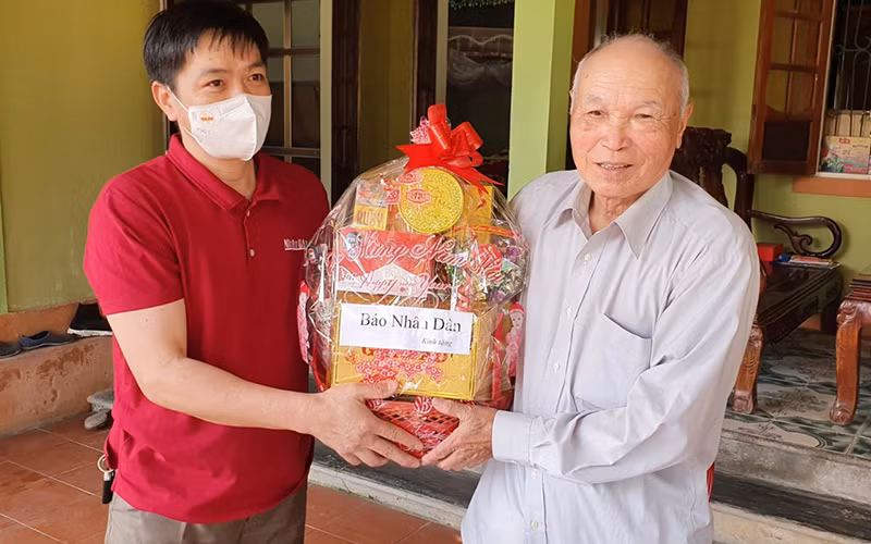 Báo Nhân Dân tặng quà Tết các gia đình chính sách và hộ nghèo tại Quảng Bình -0