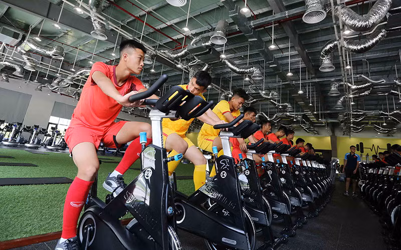 Một buổi tập trong nhà của các cầu thủ U22. 