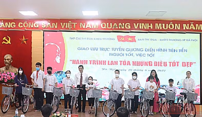 Đại diện Hội Chữ thập đỏ quận Cầu Giấy và Tạp chí Thi đua khen thưởng trao tặng 10 chiếc xe đạp tới các học sinh có hoàn cảnh khó khăn.