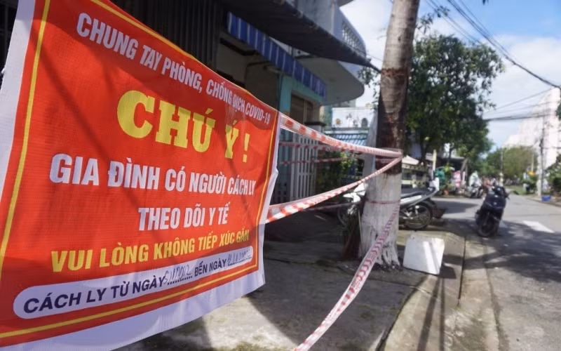 Các nhà cách ly được chăng dây mềm và dán bảng thông báo.