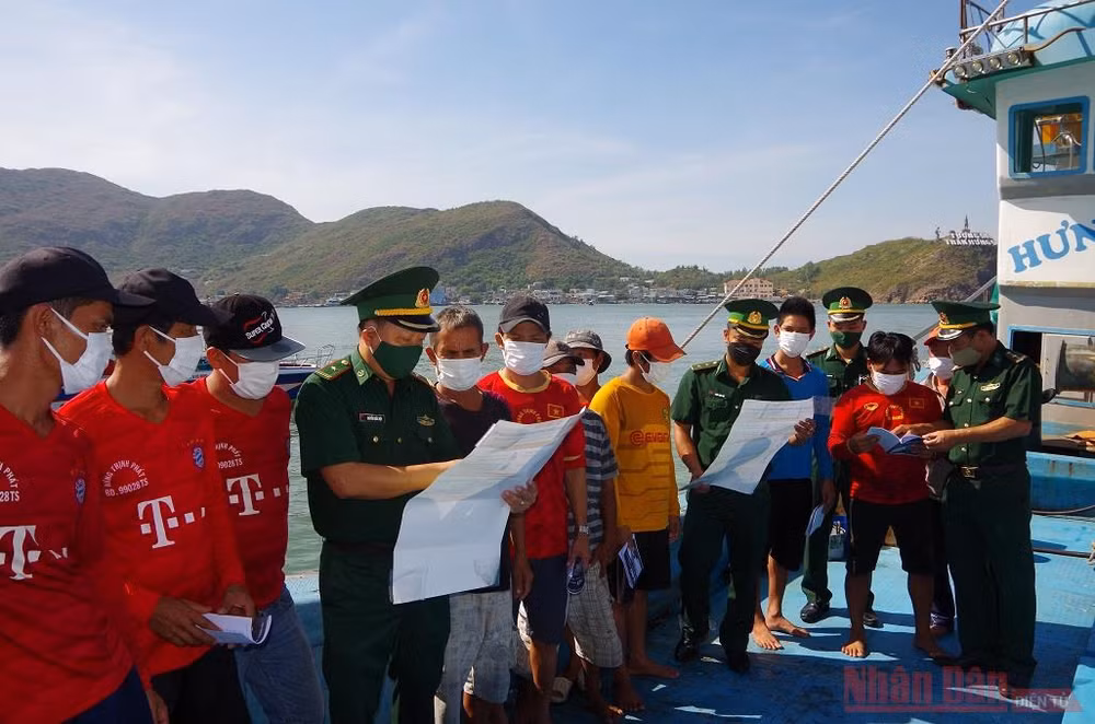 Cán bộ, chiến sĩ Đồn Biên phòng Cửa khẩu cảng Quy Nhơn tuyên truyền phòng, chống dịch Covid 19 cho ngư dân.