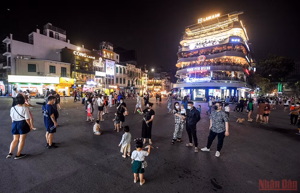  Hà Nội chính thức mở lại phố đi bộ hồ Gươm từ 18/3 -0