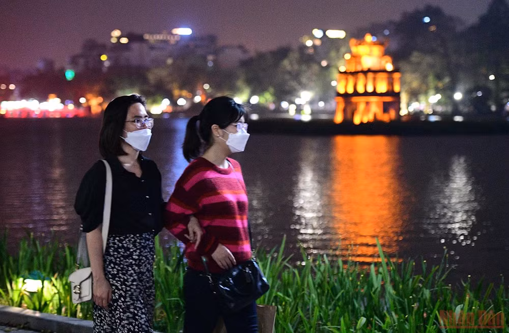  Hà Nội chính thức mở lại phố đi bộ hồ Gươm từ 18/3 -0